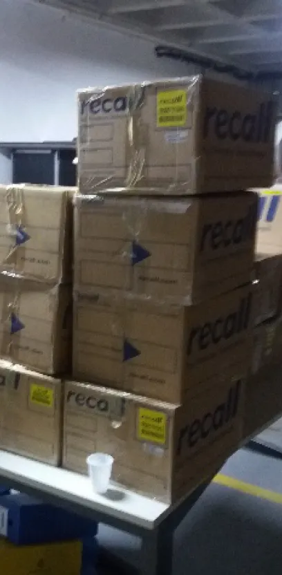 Acervo antes da organização: caixas de arquivo amontoadas