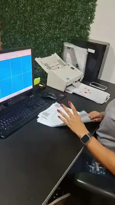Equipe da Biavini digitalizando documentos